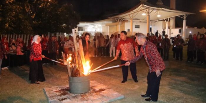 Malam Penutupan Jambore Nasional VII Gubernur Lampung Bersama Ketua YJI Gelar Penyalaan Api Unggun