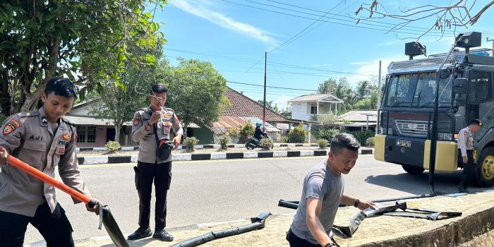 Polres Bangka Barat Bagi-bagi Air Bersih ke Warga