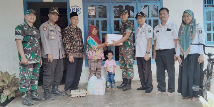 Koramil 03/MT Bersama UPTD Kesehatan Berikan Bantuan Sembako Anak Stunting