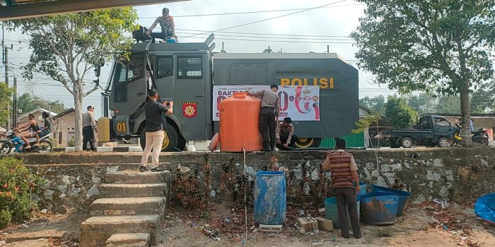 Warga Kampung Daya Baru Senang Dapat Bantuan Air Bersih Dari Polres Bangka Barat