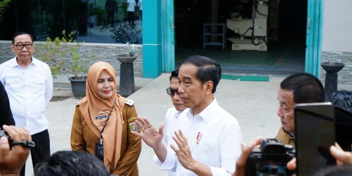 Kunker Presiden RI ke SMKN 3 Metro, Jokowi : Laser Cutting, Nanti akan Saya Bantu