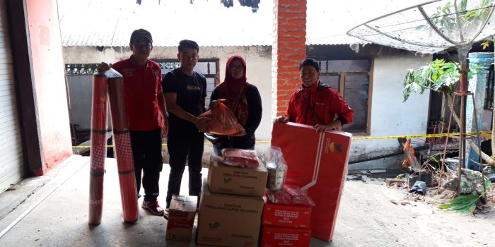 Dinsos Bangka Selatan Salurkan Bantuan Kepada Korban Kebakaran di Teladan