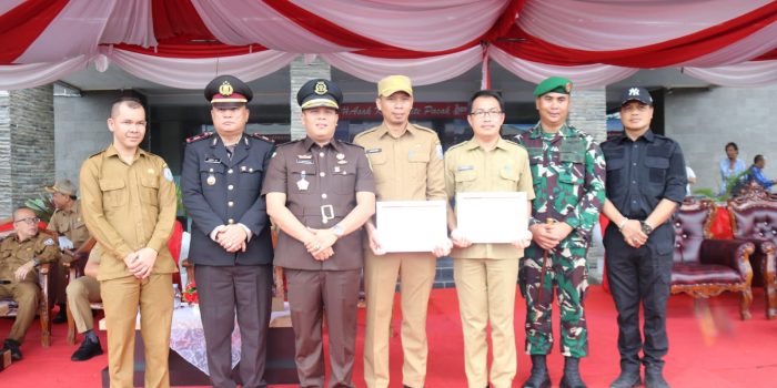 Diskominfo Beri Penghargaan Kepada Dkukmindag dan Dindikbud Bangka Selatan