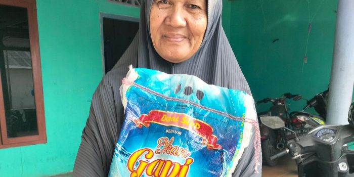 LSM KPMP Babel Salurkan Paket Sembako dan Beras di Parit Pekir