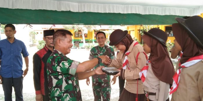 Koramil 432-03/Lepar Pongok Bantu Tingkatkan Gizi Anak SD Negeri 5 Desa Penutuk
