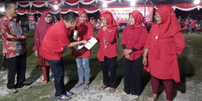 Pemkab Basel Berikan Bantuan Modal Usaha Untuk 5 Pelaku UMKM Di Desa Jeriji 