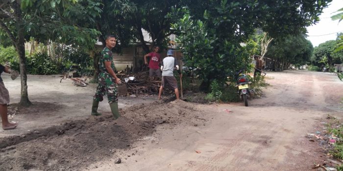 Babinsa Bersama Warga Desa Tanjung Labu Gotong Royong Bangun Saluran Air