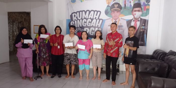 Ketua DPRD Pangkalpinang Bersama Rudi Center Santuni Pasien Rujukan di Jakarta