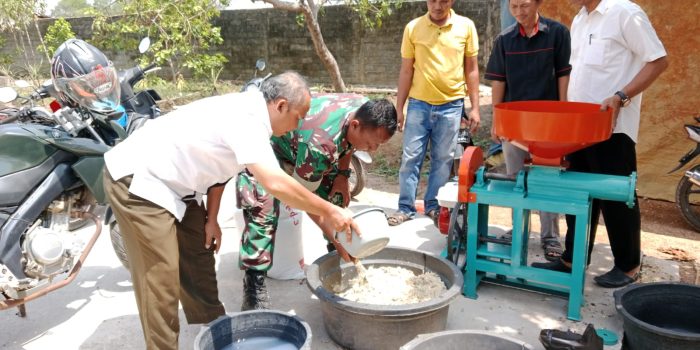 Dukung Hanpangan dan Hewani, Babinsa Hadiri Pelatihan Pembuatan Pakan Ikan