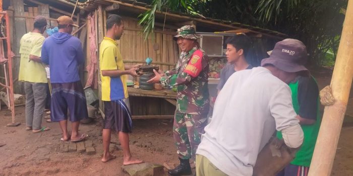 Aksi Terpuji Babinsa Jabung Bersama Warga Galang Dana Bantu Masyarakat Kurang Mampu