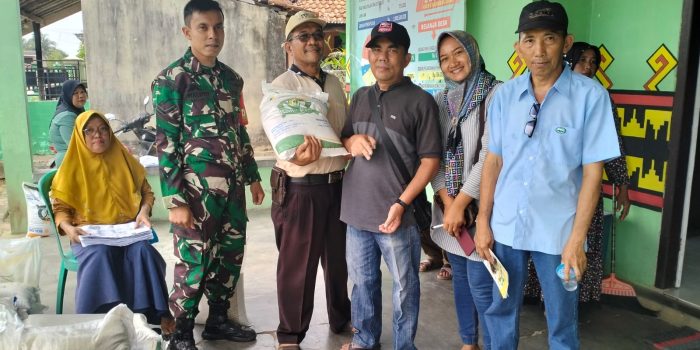 Pastikan Aman, Babinsa Koramil 01/LBR Kawal Penyaluran BPNT