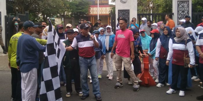Peserta Jalan Sehat HUT Korpri dan PGRI Kota Metro Dilepas Wahdi Siradjuddin