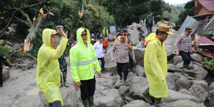 Kapolda Sumut Salurkan Bantuan Untuk Korban Longsor di Humbahas