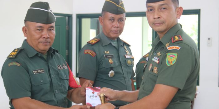 Jelang Pemilu 2024, Dandim 0429/Lamtim Bagikan Prajurit Buku Saku Netralitas TNI