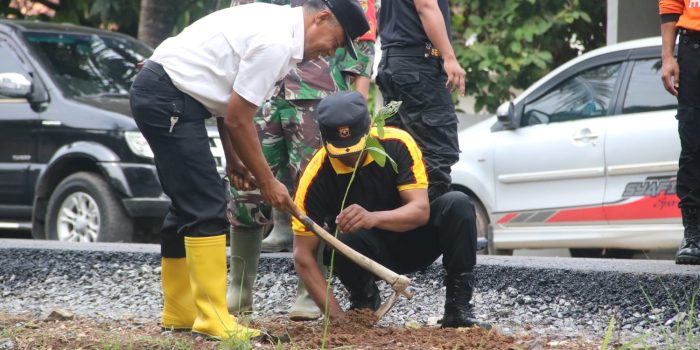 Peduli Lingkungan, Kodim 0429/Lamtim Gelar Karya Bakti Penanaman Pohon