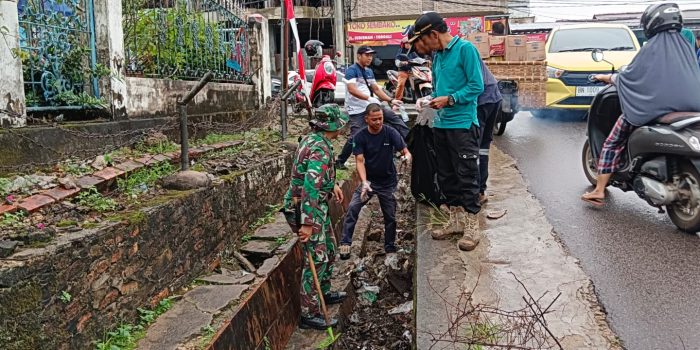 Cegah Banjir, Kodim 0432/Basel Lakukan Bersih-bersih Saluran Air