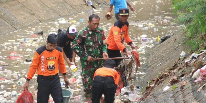 Antisipasi Banjir, Kodim 0429/Lamtim Karbak Bersihkan Irigasi