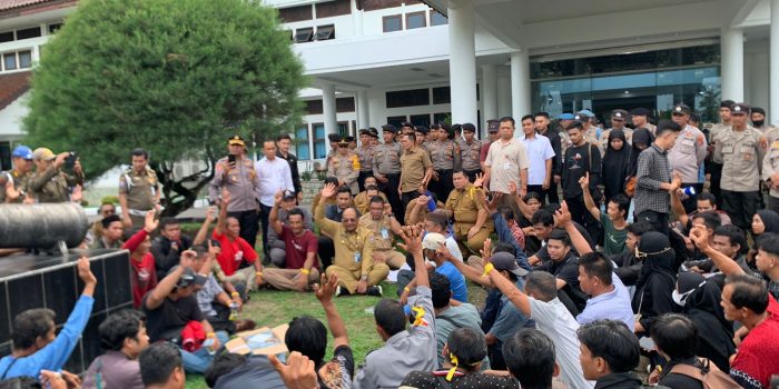 Pj Gubernur Babel Terima Ratusan Pendemo Sambil Lesehan