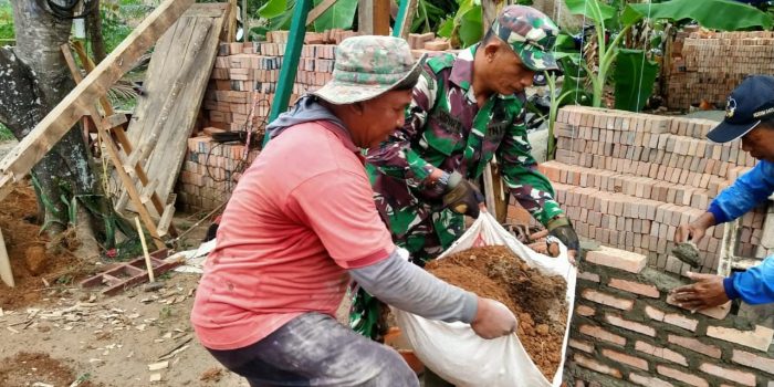 Prihatin Melihat Rumah Warga Binaan Hampir Roboh, Babinsa Ajak Warga Gotong-royong