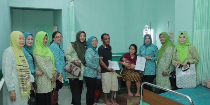 Rayakan Hari Ibu & IIDI Pangkalpinang, Safriati Safrizal Serahkan Akte Lahir Anak 