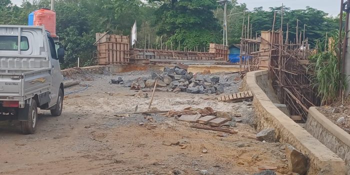 Pengerjaan Proyek Jembatan Air Kujut Bacang Senilai Rp 3.1 Milyar Molor