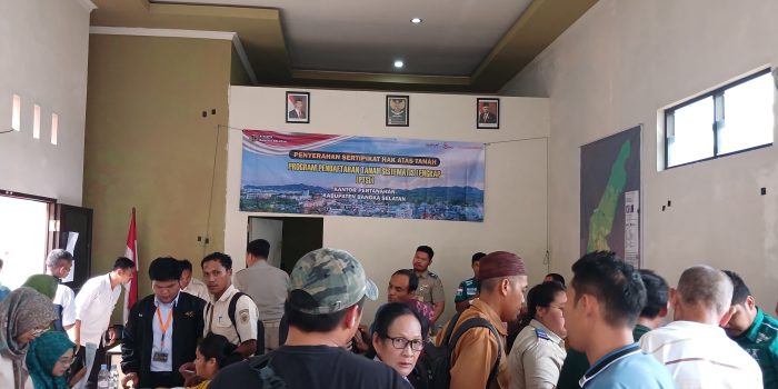 BPN Serahkan 1.100 PTSL ke Warga Desa Gadung