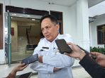Usai Diperiksa, Sekda Bangka Andi Hudirman Bagi Duit ke Wartawan
