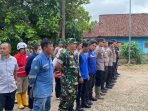 Personel Polres Bangka Barat Bantu Masyarakat Bersihkan Lumpur Pasca Banjir di Kp.Ulu Kecamatan Muntok