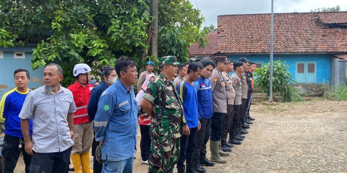 Personel Polres Bangka Barat Bantu Masyarakat Bersihkan Lumpur Pasca Banjir di Kp.Ulu Kecamatan Muntok