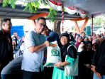 Walikota Pangkalpinang  di Dampingi Pejabat daerah Sekda Mie Go Bagikan Beras Cadangan Kepada Masyarakat Pangkalpinang
