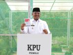 Gunakan Hak Pilih, Pj Gubernur Safrizal bersama Istri Nyoblos di TPS 17 Padang lama