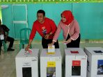 Riza Bersama Istri Mencoblos di TPS 3 Desa Air Bara, Ajak Masyarakat Gunakan Hak Pilih Sesuai Hati Nurani