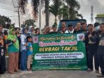 Paguyuban Paseduluran Ponorogo Bagikan 800 Bungkus Takjil Di perempatan