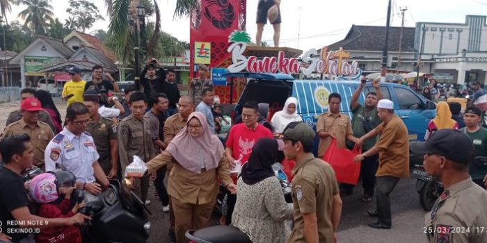Bupati dan Wakil Bupati Basel Bagikan Ribuan Takjil Gratis