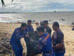Sinergitas TNI-Polri bersama Masyarakat Sapu Bersih Sampah Pantai Batu Rakit