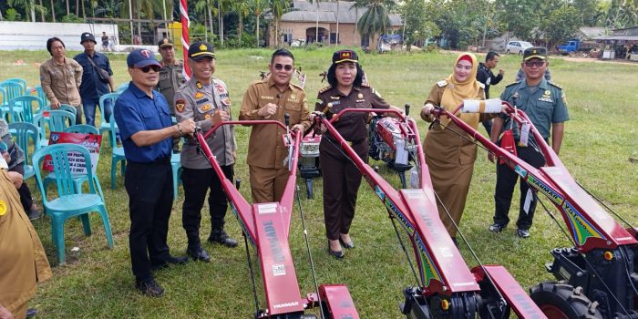 Bupati Bangka Selatan Serahkan Bantuan Sarana dan Prasarana Pertanian