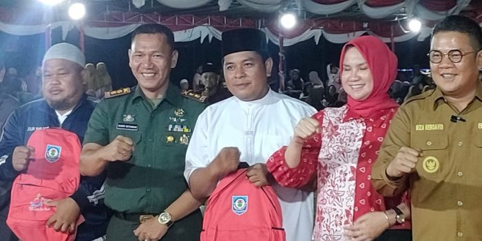 Bupati Basel Serahkan Perlengkapan Sekolah Gratis untuk Peserta Didik Baru