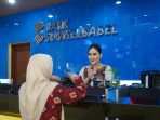 Selain dengan KUR, Bank Sumsel Babel Dukung Pelestarian Kearifan Lokal dengan Pemakaian Jumputan dan Kain Cual oleh seluruh karyawan