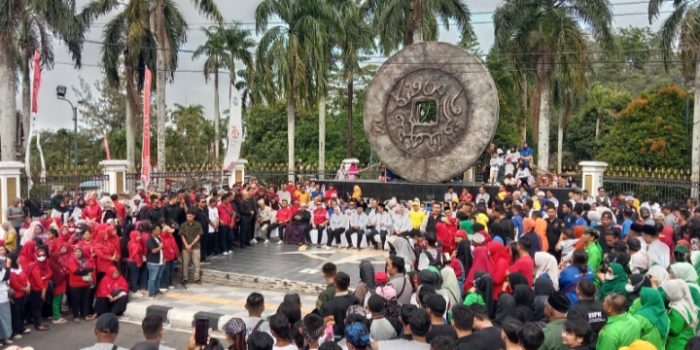 Ribuan Simpatisan Pendukung Molen Hakim Geruduk Kantor KPU Kota Pangkalpinang