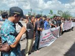 Warga Bedengung Demo di Kantor Bupati, Tuntut Kades Dipecat dari Jabatannya