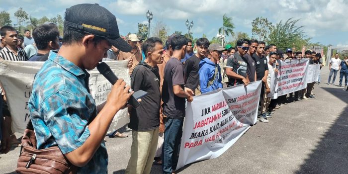 Warga Bedengung Demo di Kantor Bupati, Tuntut Kades Dipecat dari Jabatannya