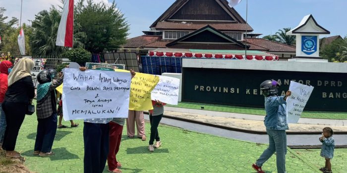 Pelantikan Anggota DPRD Babel Imam Wahyudi, Diwarnai Aksi Unjuk Rasa Keluarga Korban KDRT