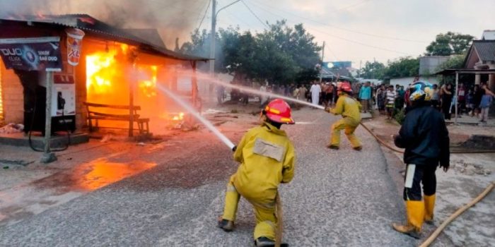 Kebakaran Hebat Hanguskan Dua Rumah dan Ruko di Koba, Bangka Tengah