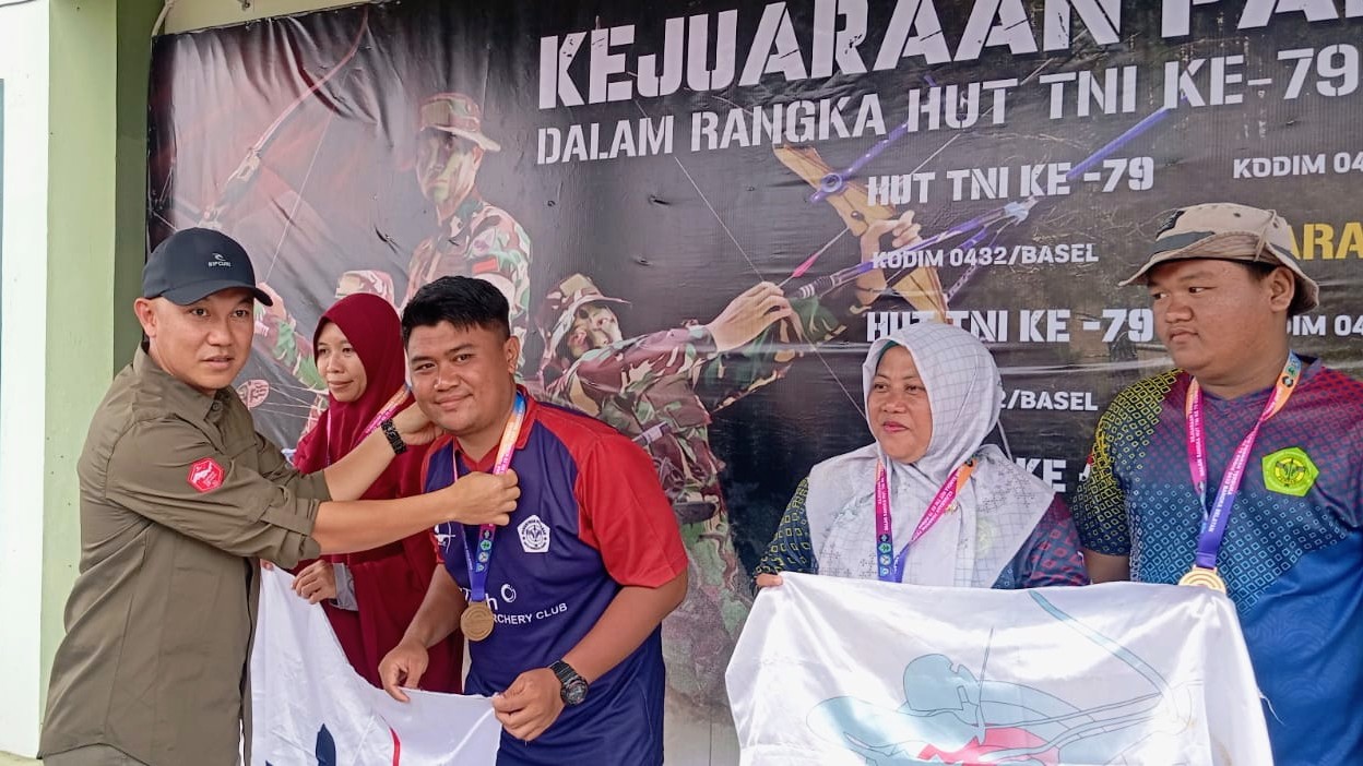 Pj Sekda Bangka Selatan, Hefi Nuranda saat mengalungkan medali juara. (Foto: Riki S)