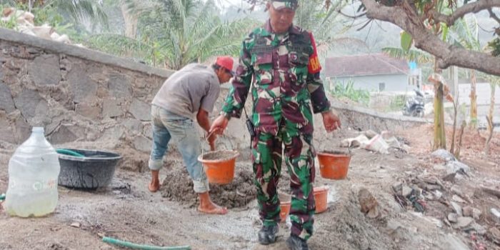 Babinsa Koramil 2303/Pulomerak, Karbak Pembuatan Tembok Penahan Tanah