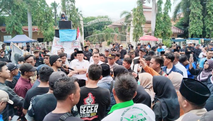 Temui Ratusan Demonstran : Plt. Asda I Tegaskan seluruh Kewajiban Pemkot Cilegon akan Dibayarkan di Tahun 2025