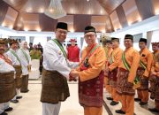Pj Gubernur Sugito Kukuhkan Pengurus Lembaga Adat Melayu Negeri Serumpun Sebalai Masa Bakti 2024-2029