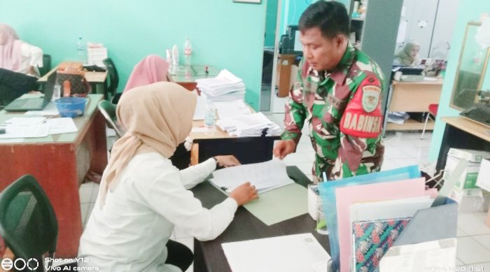 Babinsa Koramil 2301/Cilegon, Puan Ter Membahas Harga Sembako