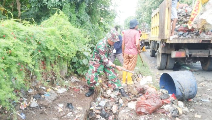 Babinsa Koramil 2304/Anyer, Karbak Membersihkan Sampah