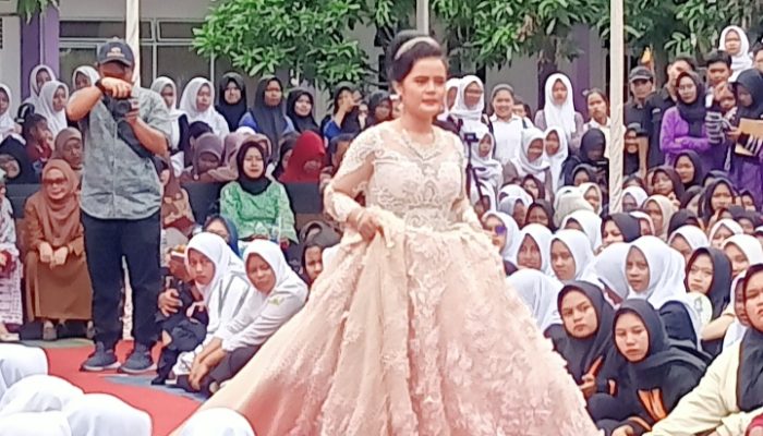 Mengadakan Gebyar SMK 17 Kota Cilegon : Menampilkan Batik Pitulas dan Fashion Show